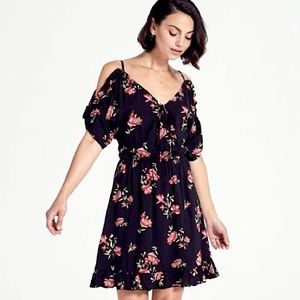 💖 NWT Cute open shoulder floral dress 💖